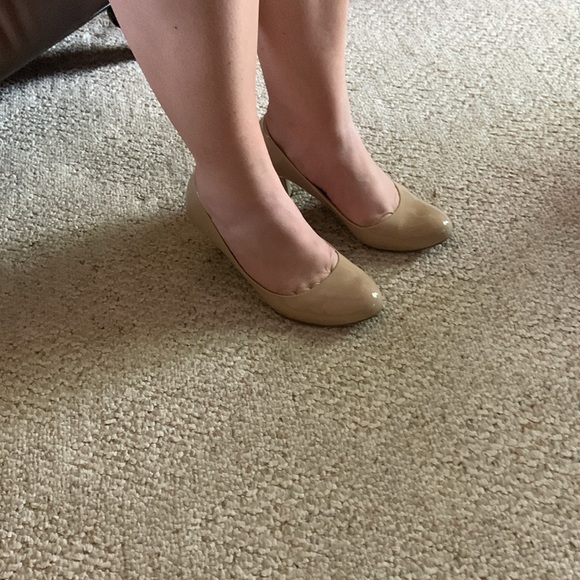 Size 11 tan patent leather like shoe - Picture 7 of 8